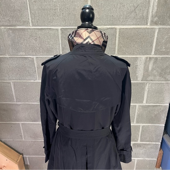 Burberry trench coat. - Picture 7 of 16